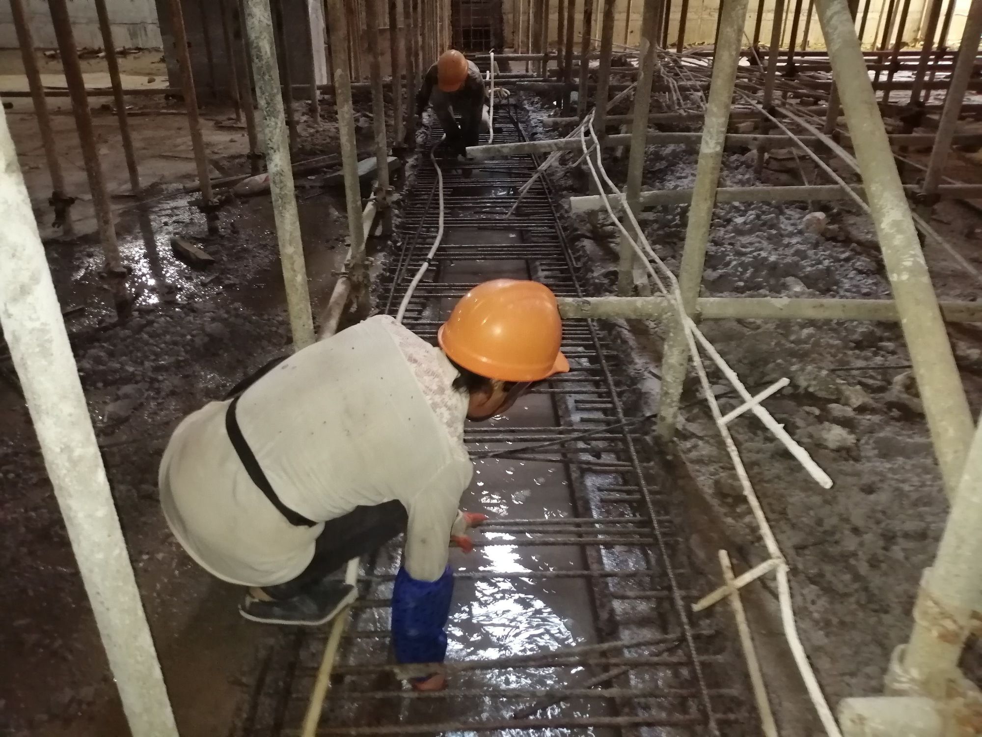 清理后澆帶，剔鑿后澆帶