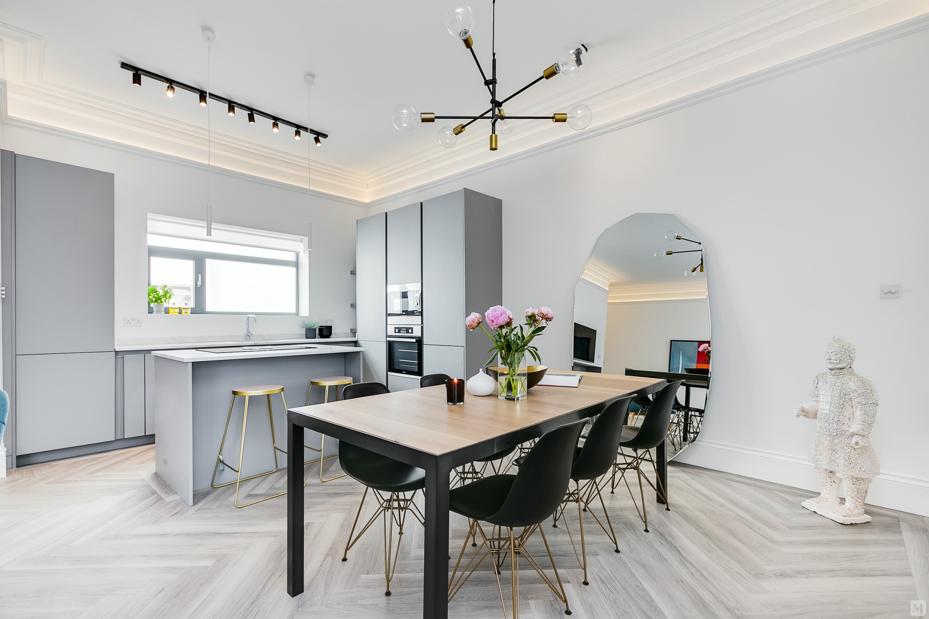 裝修改造是一場漫長而嚴峻的工程,家裝工地拆除一定要注意的事